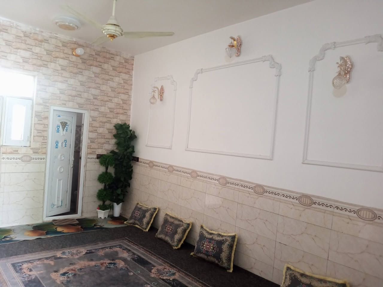 السلام عليكم ... بيت للبيع 38 وبي مجال بسيط منطقة الصدر الثالث مشمول بقرار 320 للتطويب ان شاءالله  مساحة 112 متر مكان البيت بين فرع اسواق فدك وبين 17تموز الكوفه سايدين جامع الاحسان وقريب ع سايدين الي يرحن للصناعي مستشفى ابن بلال كل الخدمات متوفره يمه باقي صور وفيديو للبيت وتفاصيل كامله للاستفسار اكثر مراسلة الصفحه او الاتصال ع الأرقام ***********... *********** وات ساب
