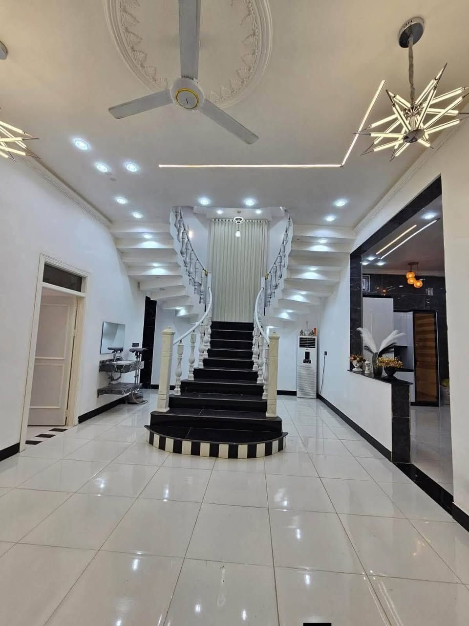 🏡 دار حديثة للبيع – فول مواصفات ملكية 🏡

✨ فرصة مميزة للسكن الراقي في موقع ممتاز

📐 المساحة: 190 متر
🏠 طابقين – تصميم ملكي حديث
🛋️ تباع مع الأثاث بالكامل

🔹 5 غرف نوم بنظام سويت
🔹 صالتان واسعتان
🔹 مطبخ حديث
🔹 استقبال أنيق
🔹 صحيات داخلية وخارجية
🔹 كراج للسيارة
🔹 حديقة جميلة
🔹 بناء حديث وتشطيب راقٍ

📜 نوع العقار: طابو زراعي عراقي
📍 الموقع: البصرة – أبي الخصيب – محيلة

✅ جميع الخدمات متوفرة:
⚡ كهرباء
💧 ماء
📡 إنترنت
🔌 مولدة
🏪 أسواق قريبة
🏫 مدارس
🛣️ شوارع مبلطة
السعر 190مليون

📞 للاستفسار والاتصال:
***********

#البصرة #أبي_الخصيب #محيلة #دار_للبيع #عقارات_البصرة #بيت_للبيع #استثمار_عقاري
