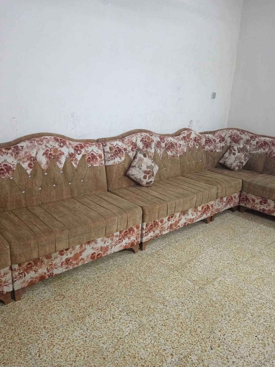 طخم للبيع ١١ متر سعر ٣٠٠ الف مكان حي سومر***********
