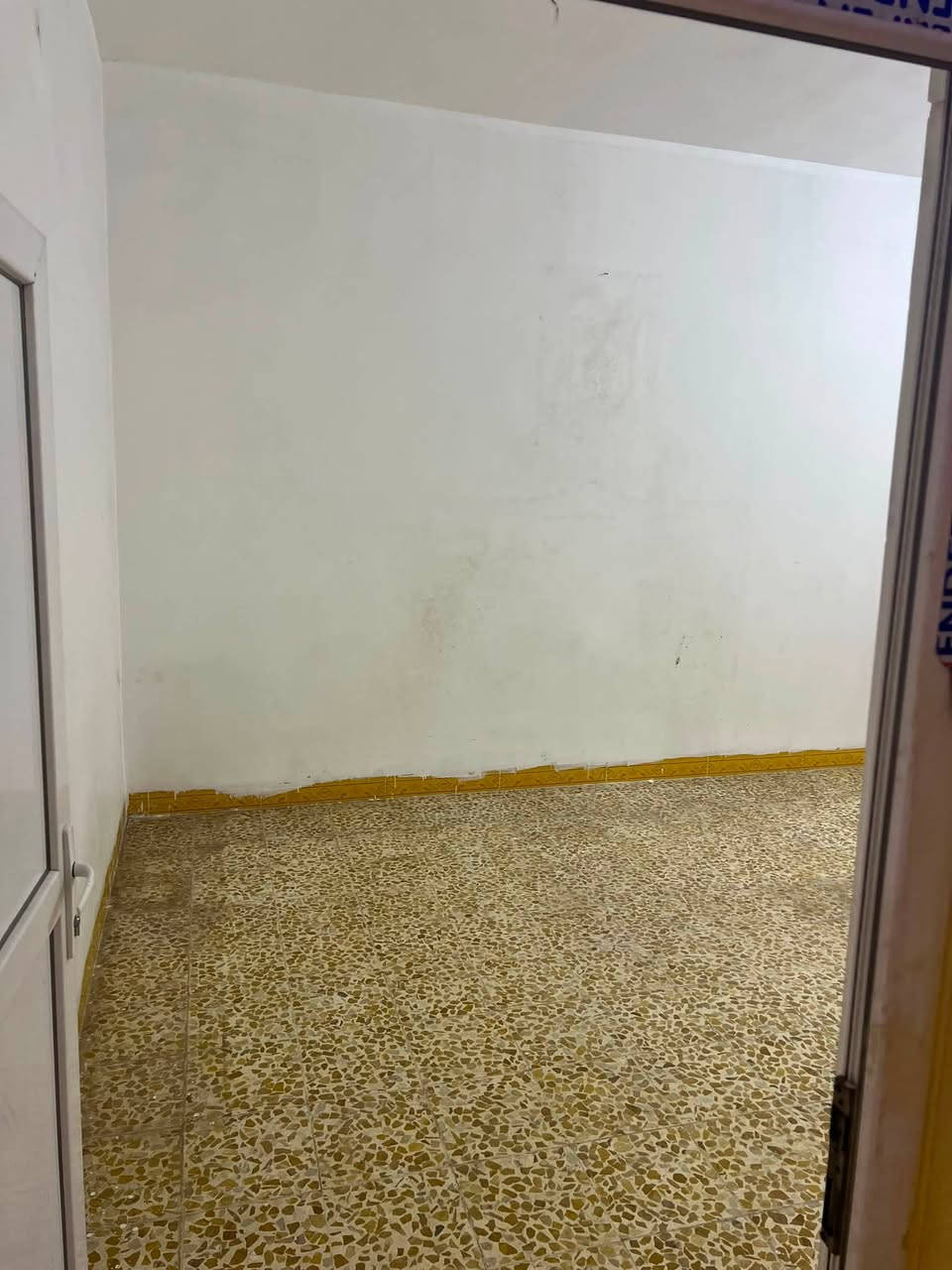 السلام عليكم 🫡 بيت 🏠 للإيجار في حي عدن غرفه هول صحيات واستقبال بيتونا سطح التواصل مع مكتب صفوان السنجاري في شقق الخظراء او على الارقام التالى *********** اسيا ***********
