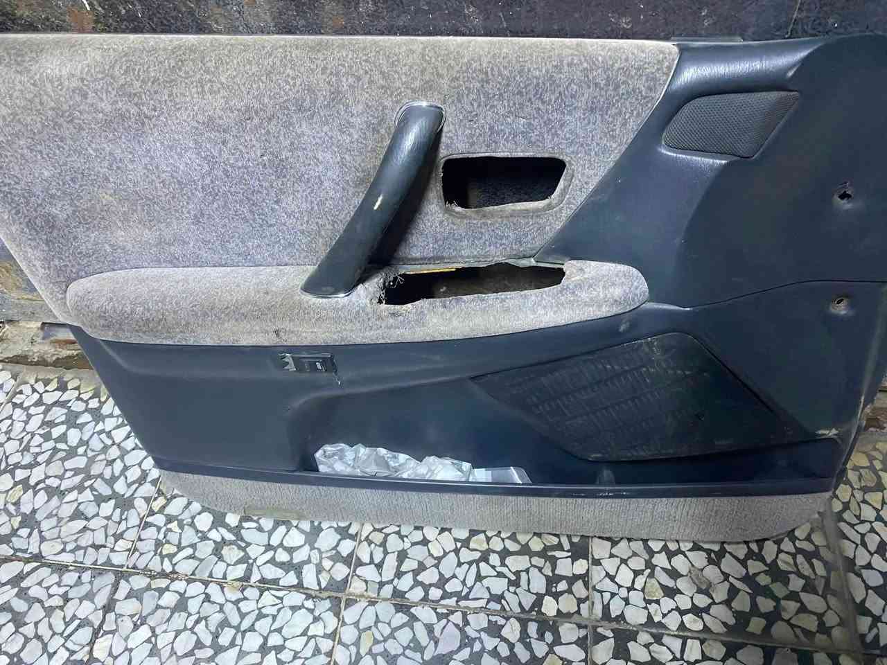 سلام عليكم متوفر غراض راس ثور ففلات 
بطاين بيبان 4 نظيفات 
ميز جديد 
كيجات شغاله مال تفصيخ 
وعندي جراجف مال كشنات ابيضّ 
العنوان النجف الأشرف 
*********** واتساب

