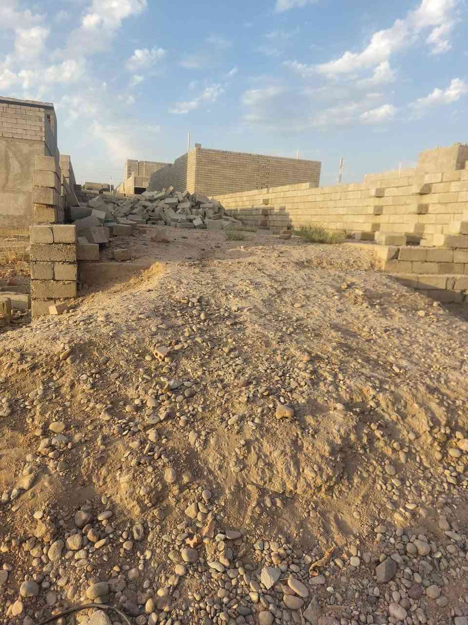 بتلو البيع في البهراط المساحة 125مبني فوق البتلو الف مضغوط والفين ليزري وصله كهرباء ***********
