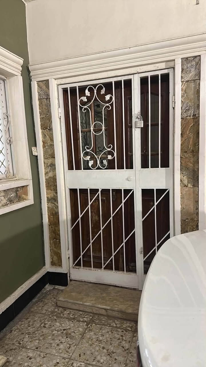 السلام عليكم بيت 200 متر
ابيع 80 او 120 قطع 
مربع مطعم ريلاكس 
رقمي ***********
