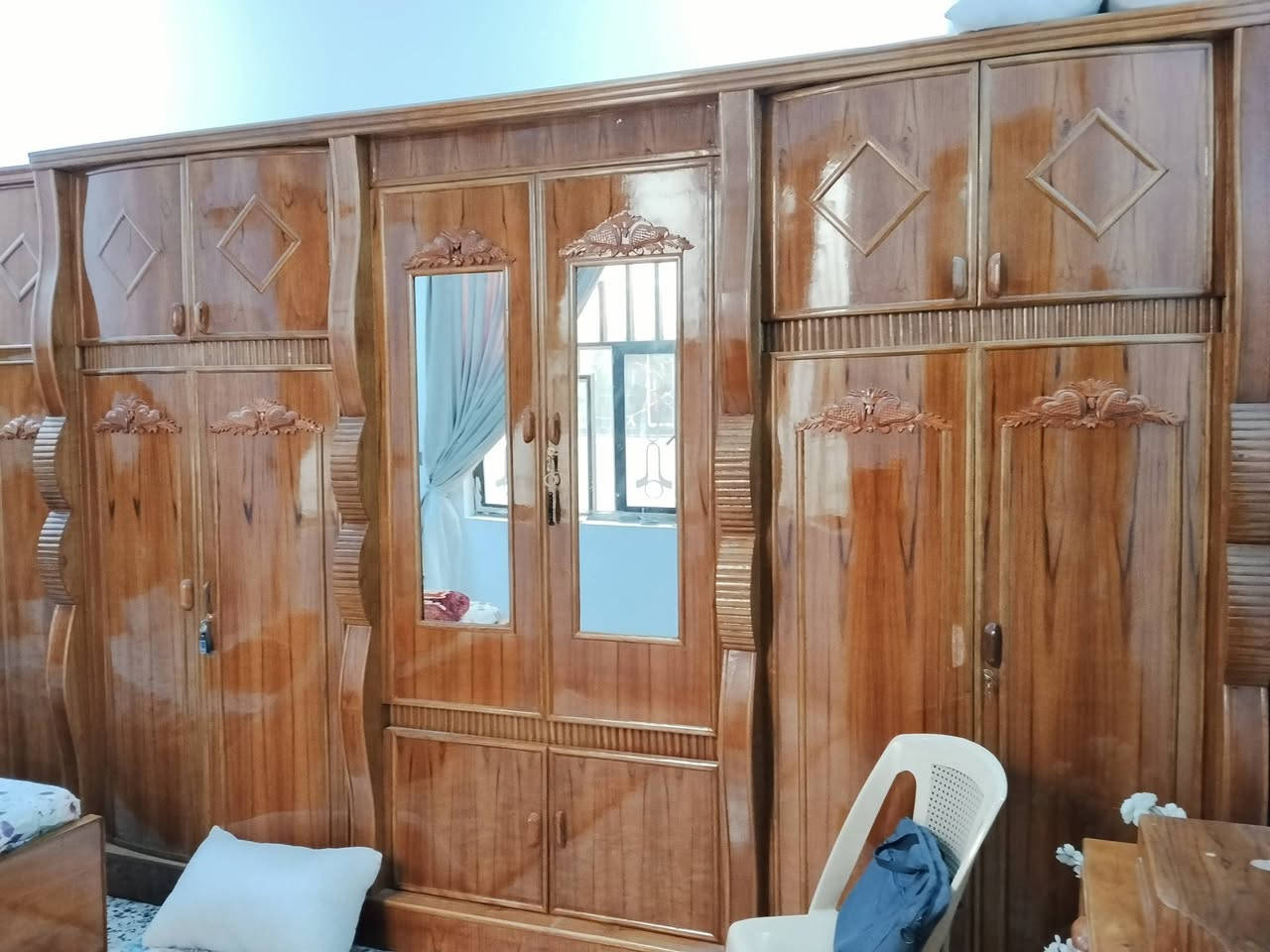 للبيع غرفة نوم خشب كاملة بحالة ممتازة وصورة واضحة، 

كنتور طابقين  ٦ ابواب 

جرباية

زاوية ملابس 

ميز مراية

ميز تواليت 

 السعر المطلوب

 مليون دينار عراقي فقط.

***********
