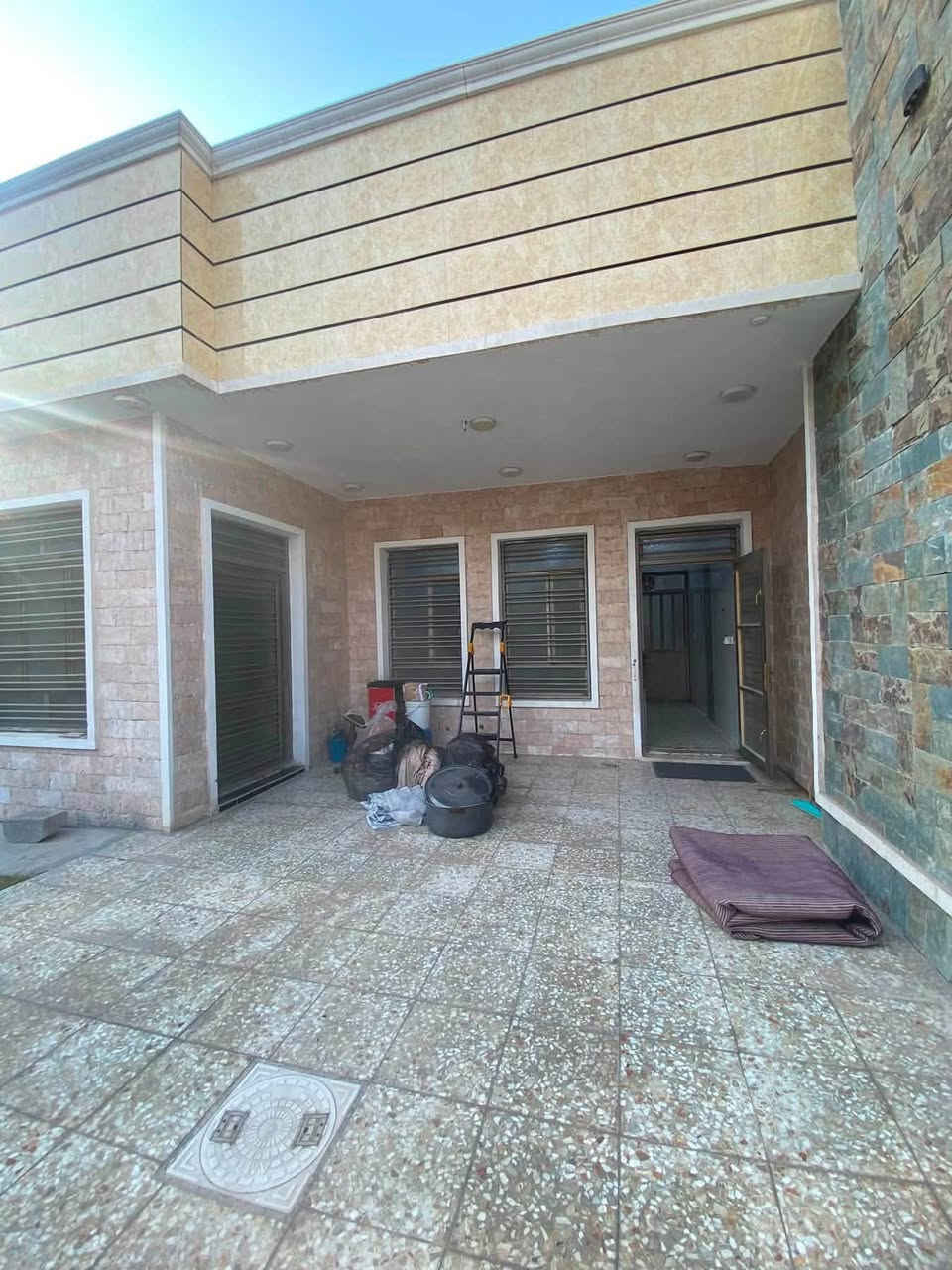 دار لإيجار مساحه 200متر يحتوي على 3غرف نوم 🛌 +ستقبال+مطبخ+صاله+صحيات عدد ٣ 📍العنوان بغداد الدوره مدخل البوعيثه مجمع شواطي دجله قرب حلويات الحمداني ١٠٠متر عن الشارع الريسي الاستفسار ***********
