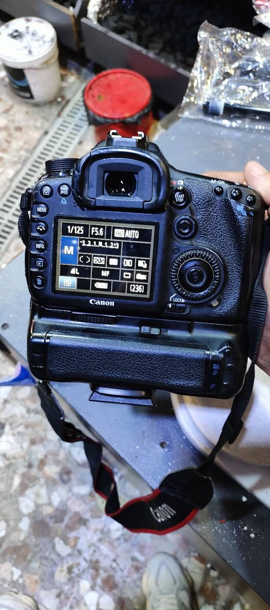 Canon EOS 7D
معا كامل ملحقاتها وستاند مالتها 
 مطلوب بيها 600 وبيها مجال للطيبين 
***********  واتساب
