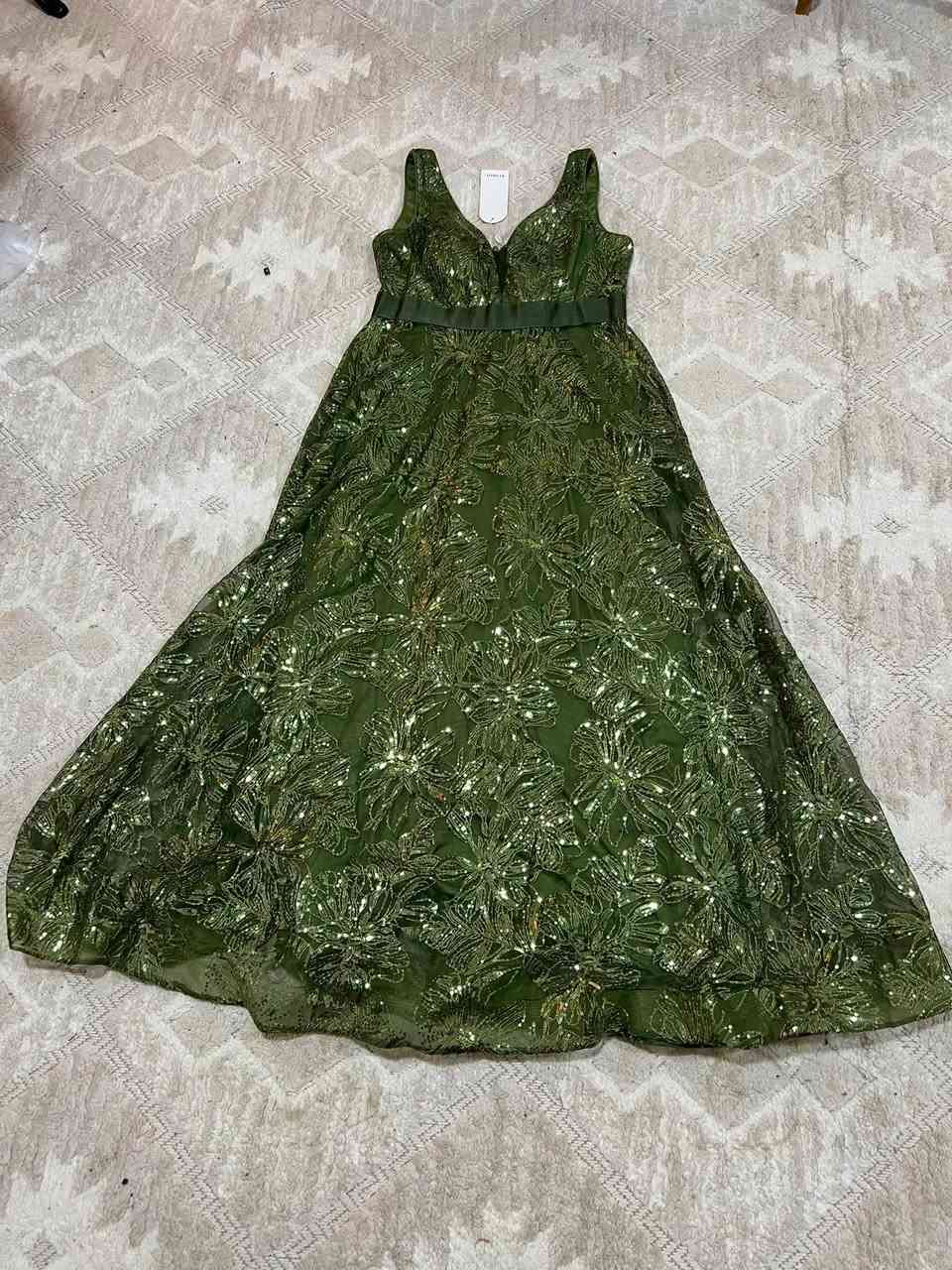 بيع مستعجل 30فستان +قاط عدد 3 بسعر 100شلع***********
