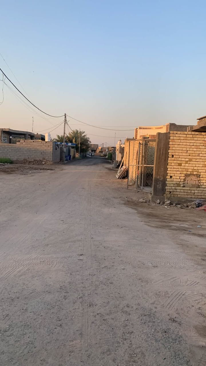 بيت للبيع المساحه 180 في حي العهد يم فلكت الزعيم وره مضيف ابو فياض يحتوي الطابق الول مطبخ ستقبال صاله غرفة نوم داخلها حمام وحمام ثاني بصاله يحتوي عله صحيات والطابق الثاني يحتوي على غرفتين نوم وحمام وصحيات وصحيات خارجيه  السعر 115تصل على ***********
