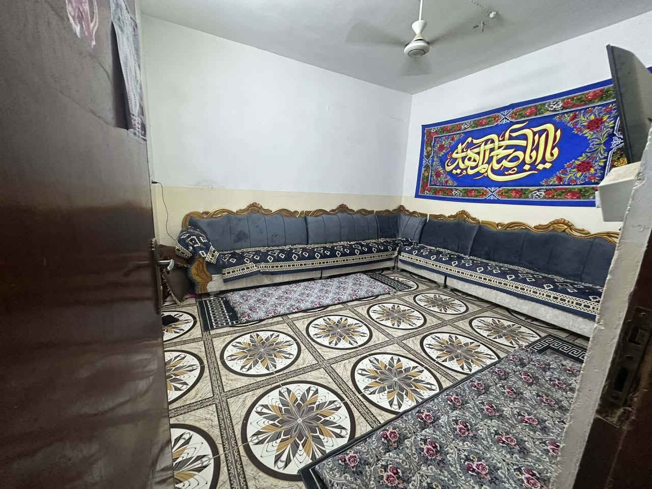 السلام عليكم بيت للبيع شارع الأطباء قرب فرن احمد الموالي مساحة 220 سعر 110 وبي مجال بي  ***********
