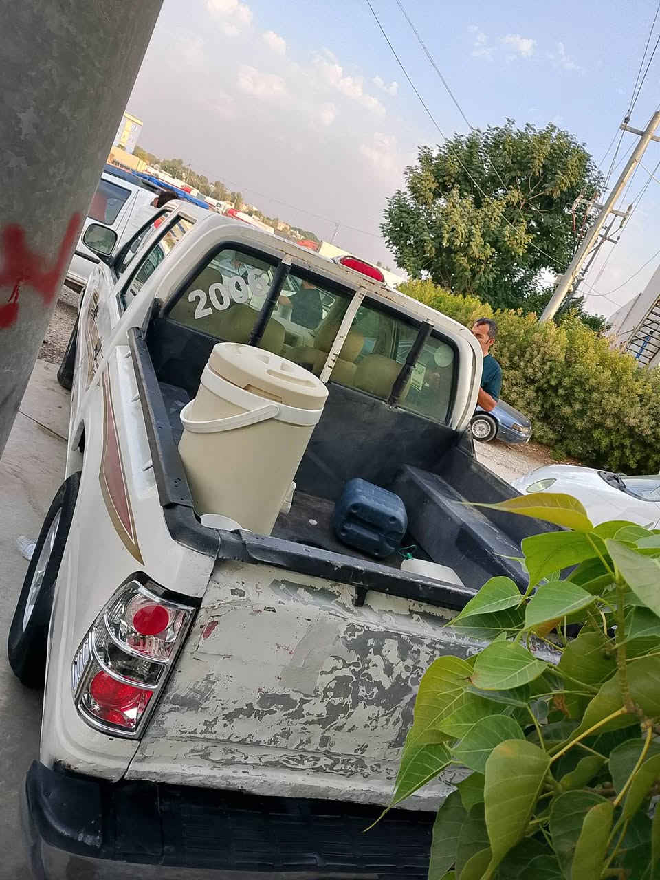 پیکاب مودیل 2007 مکینە بەخ
بەشەرتری گێڕو مکینە ی بێ عیب
ده عمو لێدراوی نیە
مەنفێست و اولات بەرشەرت
نرخی 27گڵا
شوێن کەلار
***********

نص مكتوب في الصور:
- 2007