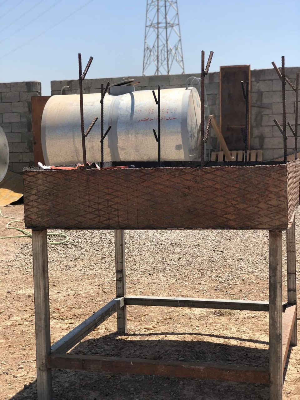 بسبب الوعود الكاذبة تم اعادة النشر 
مشواية حديد ثقيل حجمه متر و ربع مكعب 
و باب حديد شغل درجة اولى ثقيل كلش طولة 4 متر و ربع 
مكاني بغداد تقاطع النهروان للاستفسار *********** 
مكلف بالنشر الشراي يتصل على راعيهن
