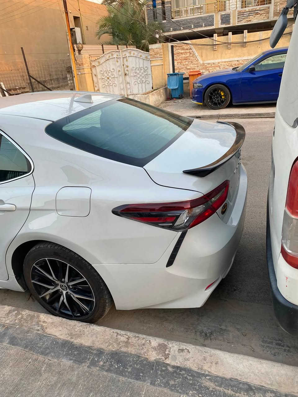 كامري موديل 2024 صنف SE بانزين
ماشيه 34 الف 
فحص موقت بغداد حاليا بدون رقم تحويل مباشرهً
بيه مصبوغ بنيد وجاملغ وقبغ جنطه إضافه إلى رؤوس الشواصي الخلفيه 
اكو فديو مرفق ويه الصور يوضح
ايرباك سترين فقط 
موقعه بغداد حي الخضراء 
السعر 175 قابل للتفاوض شي بسيط 
للاستفسار 
  ***********
