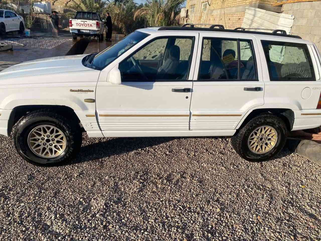 جيب شيروكي موديل 95
سيارة نظيفة وحلوة 
سعرها 40 
گشرها كلش نظيف وحلو
طخم تاير وحدادية توني مسويها 
محرك وگير بلادي وكهرائيات شغالة
مكاني بصرة/ بني مصور 
هاتف واتساب ***********
السيارة بسمي سنويتها لل ٢٩
وكالة او تحويل
