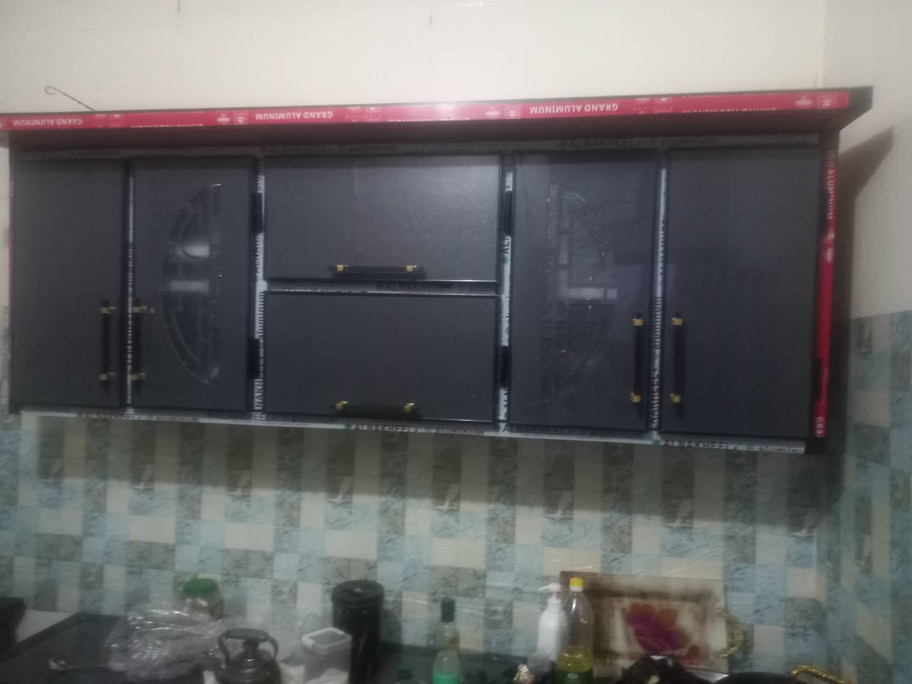سلام عليكم كاونتر ٣ قطع مترين جديد صارله شهر من فصلته اريد ابيعه ***********

