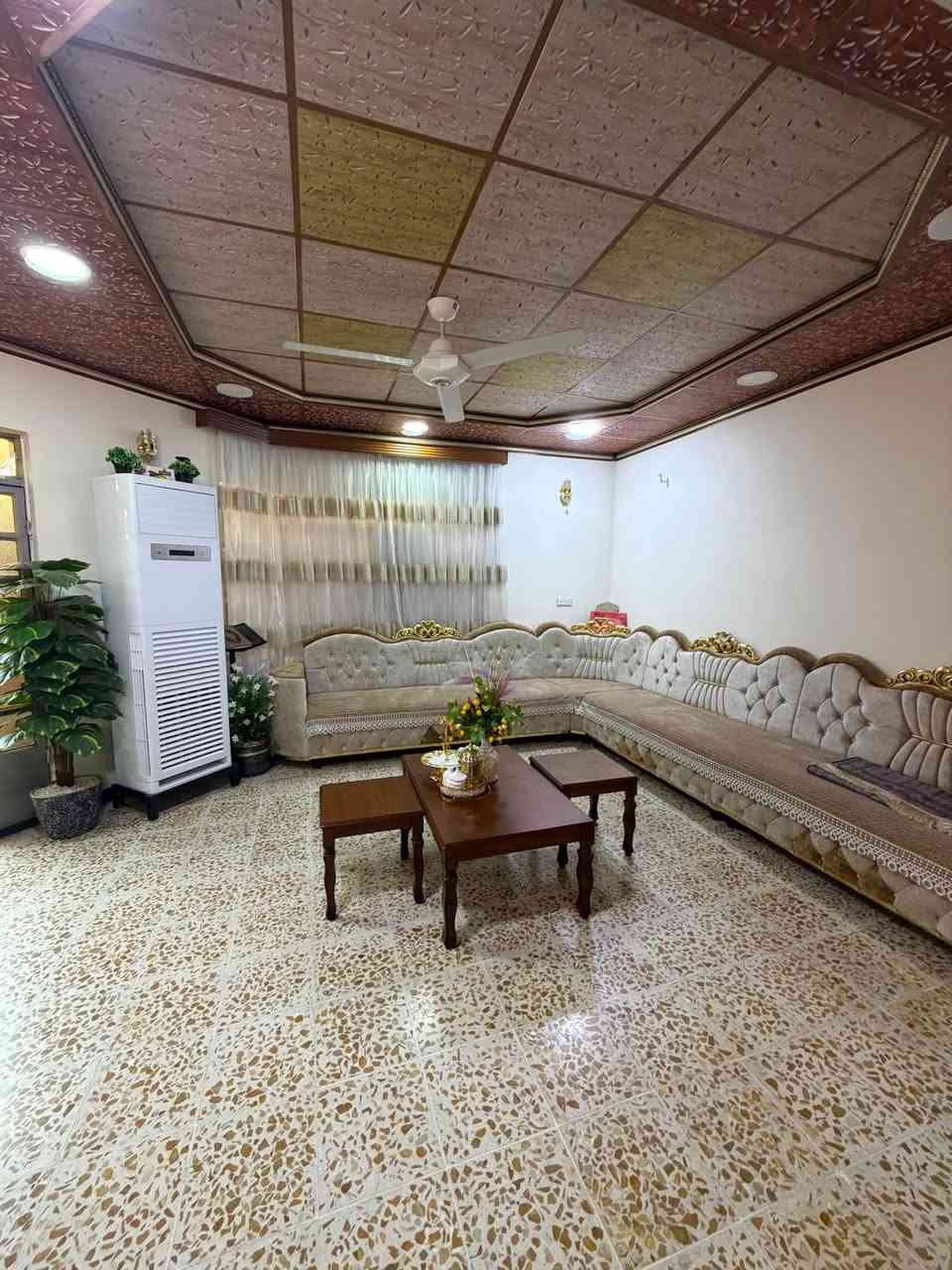 دار للبيع حي الزنجلي قرب شارع الاطباء

المساحة 236 متر واجهة 14 متر ركن

سند طابو ملك صرف 

الدار مكون من طابق واحد وغرفه

الاول هول استقبال مطبخ صحيات غرفتين نوم 

السعر 155 مليون

مكتب العمران

***********
***********

