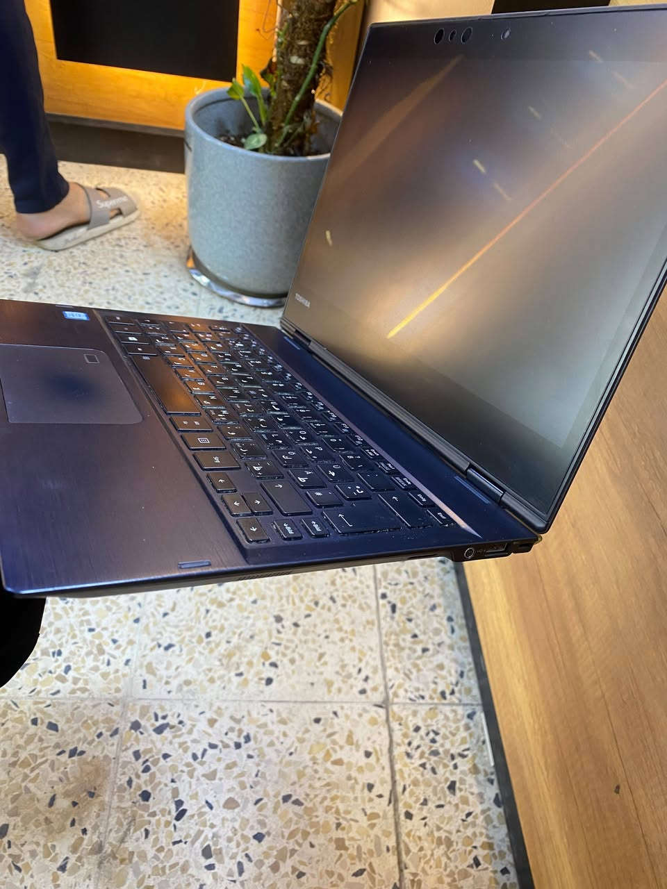 TOSHIBA
المعالج : CORE I5 
الجيل : السابع 
الرام : 8GB
الهارد 256GB SSD
حجم الشاشة 13.3 لمس قلاب
سعر 240 مع هدية 
***********

نص مكتوب في الصور:
- TOSHIBA 2 IN 1 LAPTOP شاشة لمس قلاب 13.3" المعالج CORE i5 الجيل السابع الرام 8GB الهارد 256GB SSD حجم الشاشة 13.3" لمس قلاب