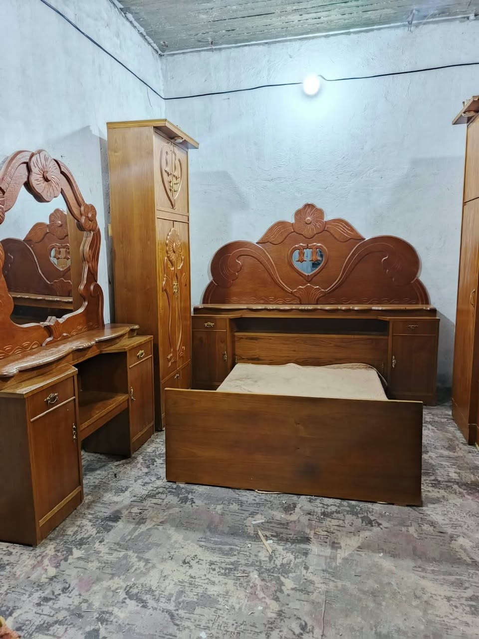 650غرفه ست ابواب تزكام فول  نضافه مال عرسان صاج داخل وخارج زاويه كنتوريه  بغداد الحسينيه مال الراشديه وعندي توصيل***********
