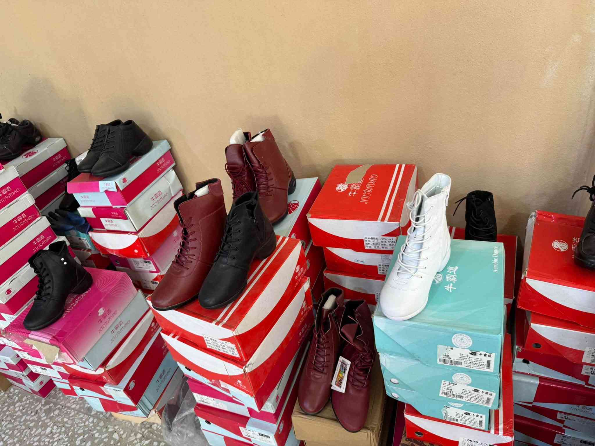هه موو بيكه و پيلاو نرخى پارچەيه ک  2500 هەزار ديناره مجال هه ى هاورده كردنى بريطانى نوئ، 8000 پارجه تێکه لە ژن پياو كور واساب ژماره ***********
