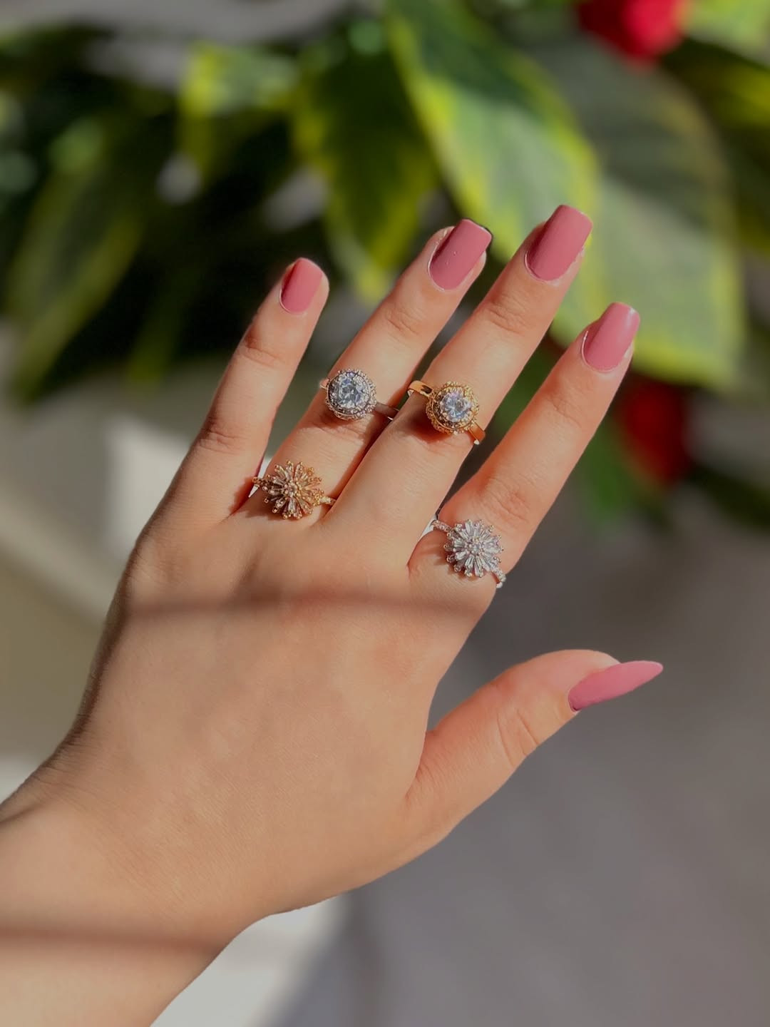 محابس زاركون فري سايز يجننون🥺🎀

نص مكتوب في الصور:
- الجمال يلي تستاهلة أيدج 🏯🥺
- اقلبي للموديلات 🦋👍