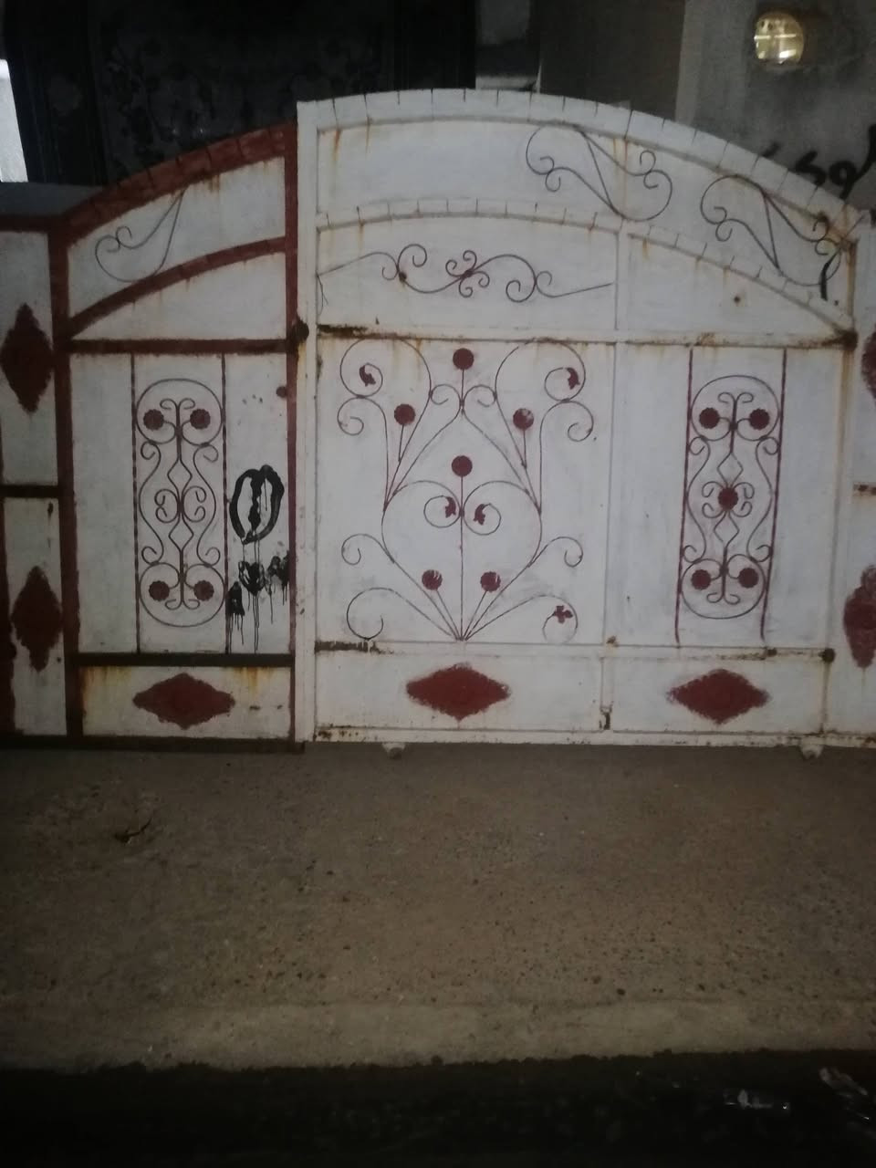 سلام عليكم متاح باب الطول 2سم والعرض 3سم السعر 125 بي مجال ***********

