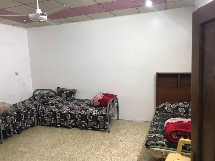 سلام عليكم الدار لبيع مساح 100 متر طابقين طابق الاول غرفه نوم وهول ومطبخ وصحيات  طابق الثاني غرفتين نوم وهول وصحيات  السعر 100 وبيها مجال  العنوان حي الوحده قرب مدرسه الوحده  توصل على واتساب ***********
