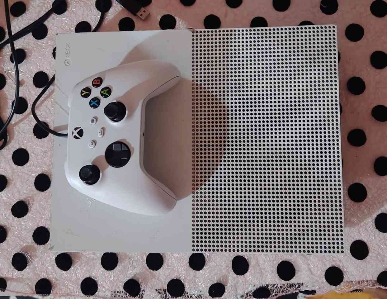 xbox one s
ذاكرة 500 گيگا 
بي اشتراك گيم باس بعد شهر 
جوستكات عدد2 
جهاز نضيف يخبل بس محتاج واريد ابيعه
الالعاب البي مثل ما موضح كدامكم
اي لعبه تكدر تنزلها من الگيم باس مجاناً
السعر 150 الف 
عنواني بابل -المسيب 
***********
