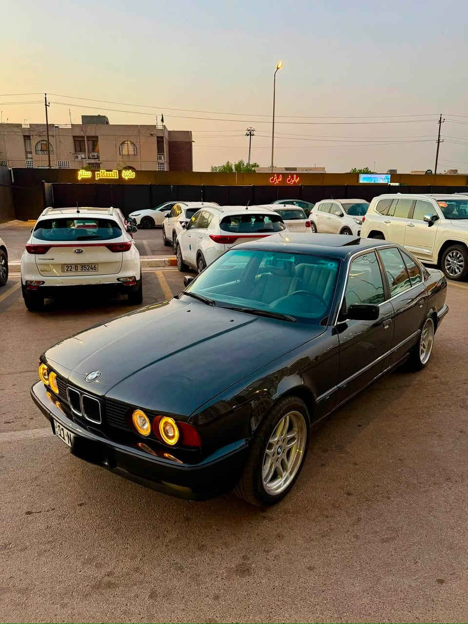 بي أم دبليو BMW موديل 1991اصل 
حجم 535 اصل عليهه مكينه وكير صقر 28 دبل فانوس 
فتحة السياره 
تبريد شغال 
كهربائيات شغاله 
￼السياره جاهزة للاخير مابيهه اي نقص 
السعر 65 
بغداد السيديه

***********
