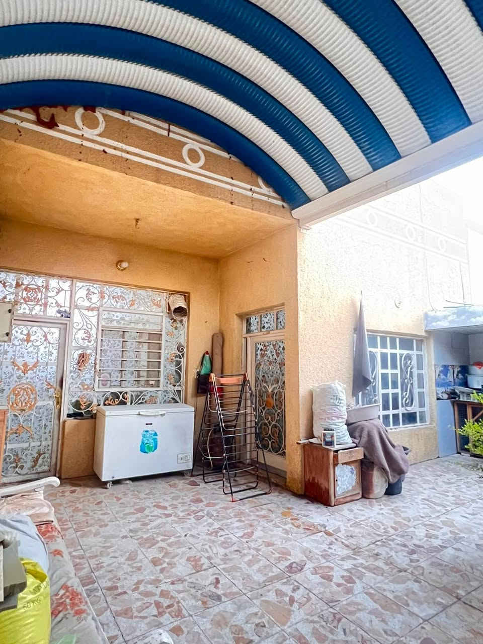 السلام عليكم بيت في حي ميسان  في منطقة 15 مساحة البيت 166 متر  يحتوي على طارمه كبيره و مطبخ و استقبال و صحيات خارجيه و داخليه و غرفتين كبار الطابق الارضي و الطابق الثاني يحتوي على غرفتين نوم  غرفه كبيره سويت كامل مع حمام  و غرفه لاخ مو سويت يعني البيت 4 غرف نوم بي مكشوفه خلفيه البيت بي بناء سكن يعني البيت مناقصه شي الحمدلله للبيع او المرواس اذا اكو مراوس او بيع مو مشكله البيت عكاده جديده يعني للاتواصل على الرقم *********** مراوس او بيع مو مشكله
