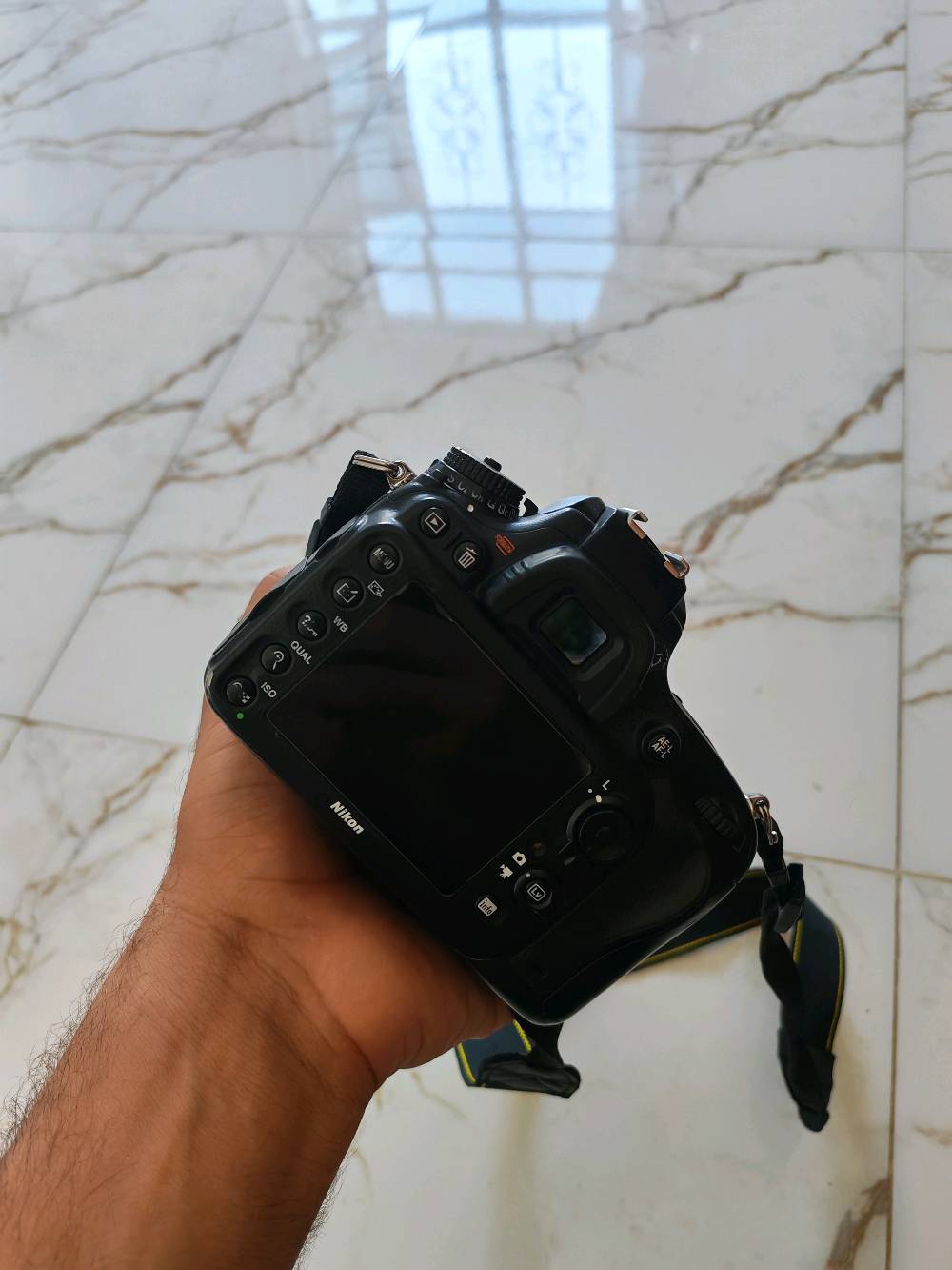 كامرة نيكون لعشاق المصورين نيكون d610فول فريم 
مع عدسه 24-120vr.fxفتحه عدسه 4 فول فريم دبل سبيلازر 
مع كامل الملحقات /جنطه+ حماله كتف+رام+ناقل صور 
المكان الانبار