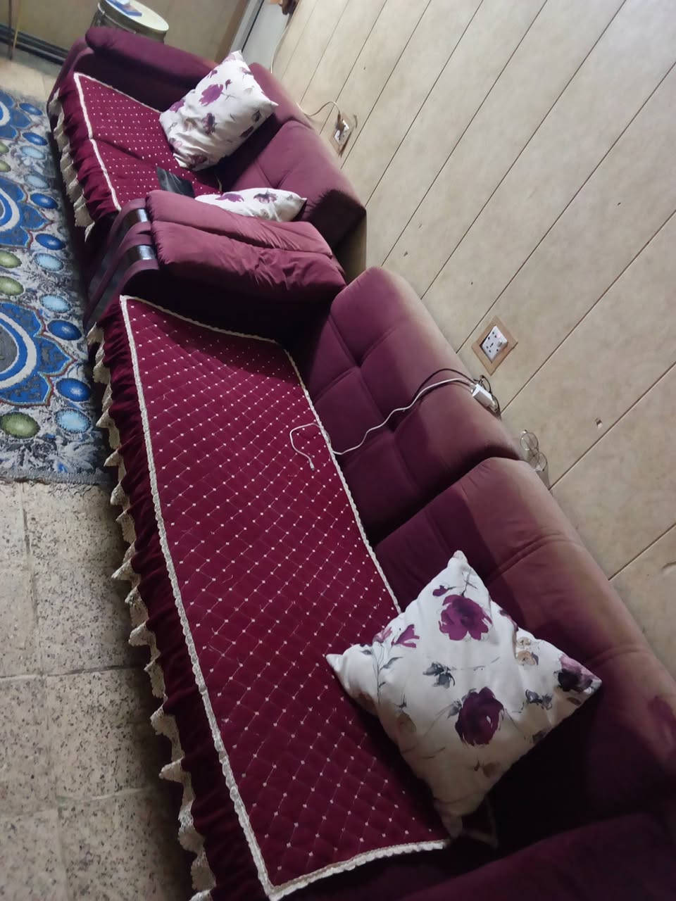 للبيع غرفة اخشاب كاملة مع تخم بالاضافة الى كنتور و ميز و معرض اثاث  المكان بغداد الغزالية *********** مستعجل عله البيع لان عندي بناء
