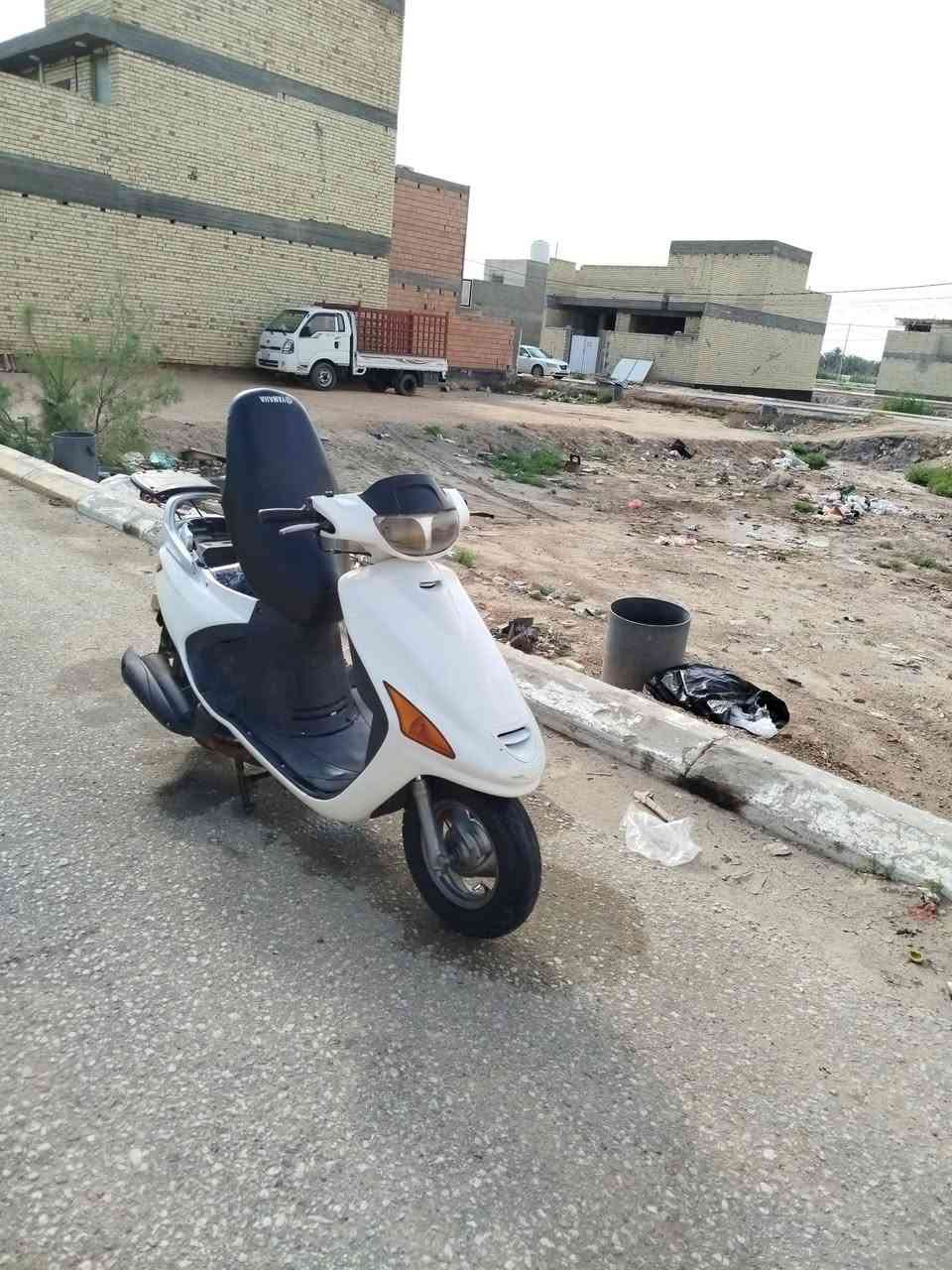سلام عليكم دراجه فراشه للبيع الدراجه حلوه ونضيفه مكفوله من التاير للتاير مكينه ما مفتوحه تجي وتفحص براحتك دراجه كلشي شغال بيها نهضه معدل فول السعر 600وبيها مجال قليل المكان كربلاء طريق بغداد الاتصال على الرقم ***********
