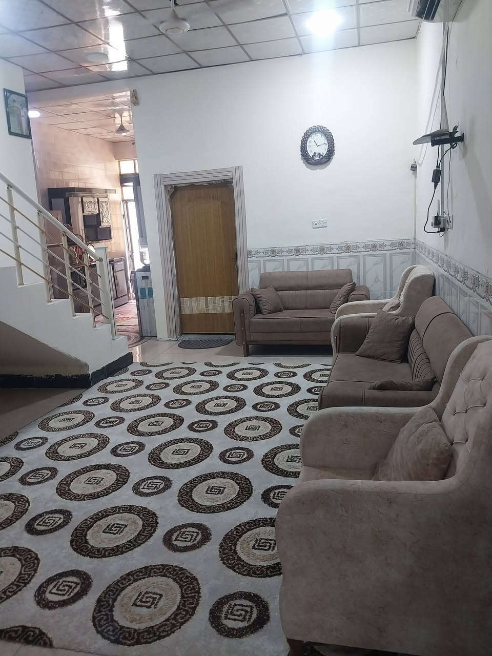 بيت للبيع /
الموقع/الصحفيين الاولى/125متر/طابوصرف/واجهه 6وربع ونزال 20/
 شارع الاطفاء السايدين  وعرض الشارع 10/طابقين/بناء 2024
 طابق ارضي فقط

غرفه كبيرة  وصاله وديوان كبير  ومطبخ وصحيات  داخلية وخارجية وترك صغير وگراج يتسع الى سيارة  

السعر/140مليون قابل للتفاوض 
للاستفسار /***********
