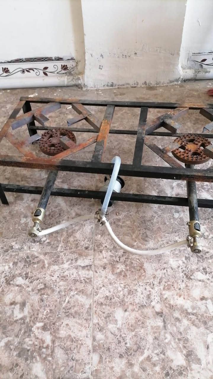 سلام عليكم
للبيع غراض جديد مستخدم قليل طباخ مع المحتويات 
و طباخ صغير 
جامخانه 
***********
