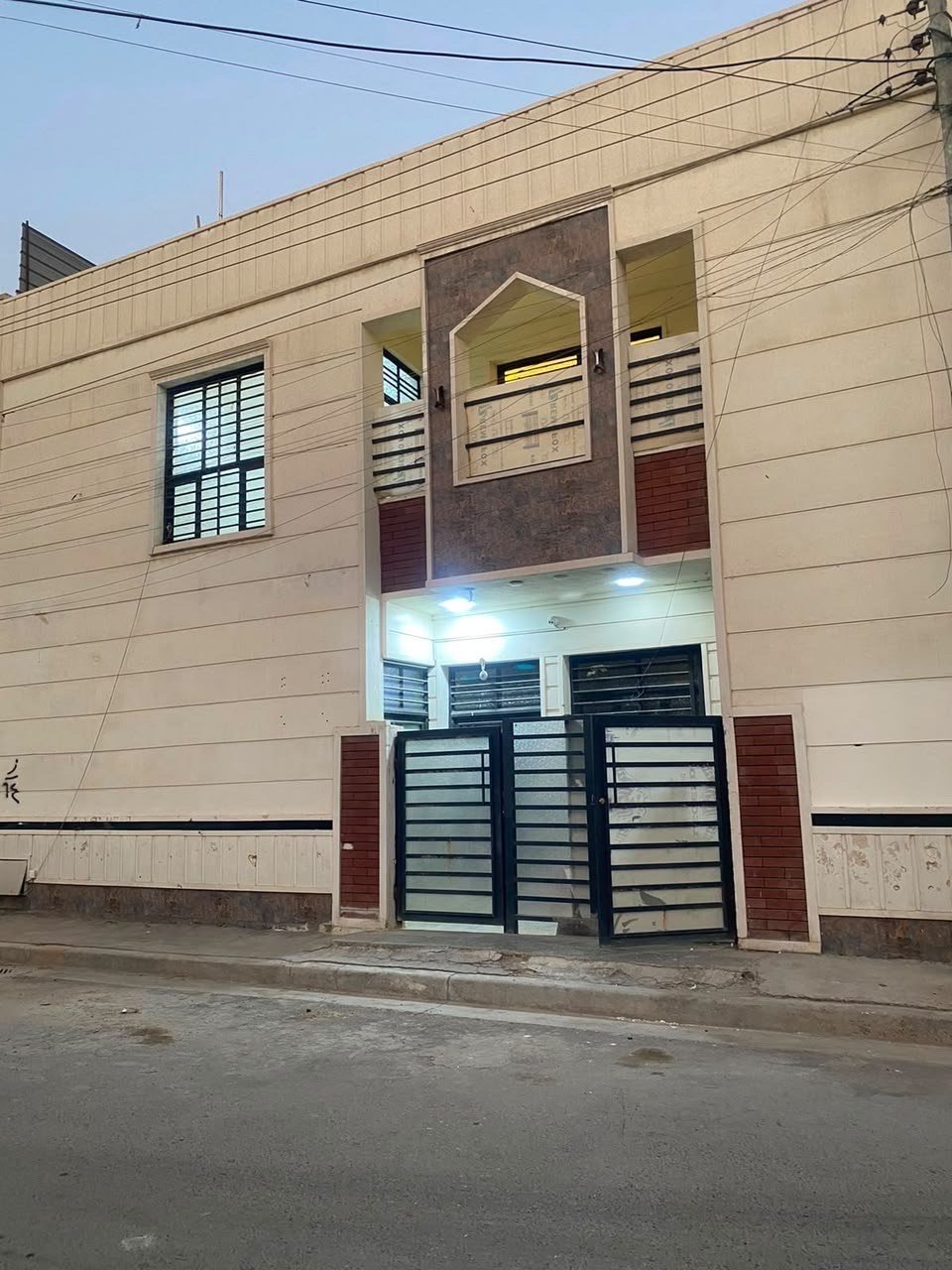 بيت في حي دجله السكني شارع مطعم ساعه البيت معزول طابقين كل طابق غرفه جلوس غرفتين نوم وحمام ومطبخ إيجاره كل شهر مليون