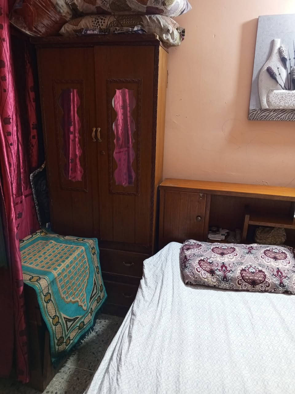 السلام عليكم غرفه للبيع تكمه صاج الثقيل أي عيب مابيهه والدوشك ويه الجربايه والكنتور ملحق الخشب الثقيل كولش ٢٥٠ وبيهه مجال ***********
