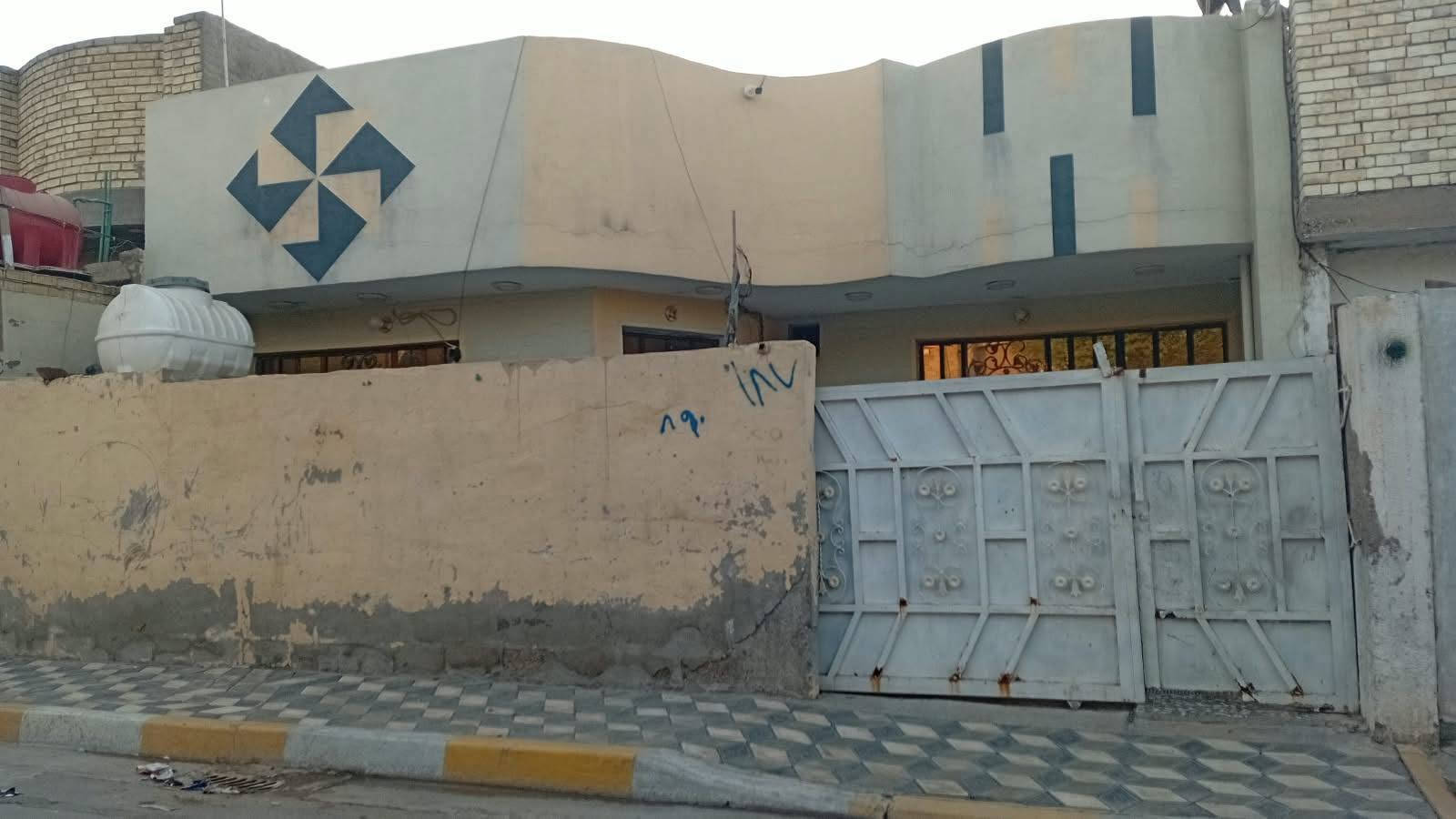 بسم لله الرحمن الرحيم 

بيت للبيع مع الاثاث مساحة 200 متر البناء طابوك في منطقة حي البتول الزراعي شارع شمر البيت كامل وخير من الله.  الاتصال على هذا ***********  وبي وات
