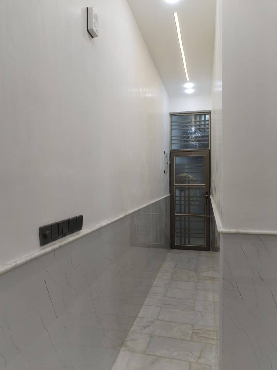 بيت للبيع 100م طابقين موقع مميز حي الوفاء بناء 26جديد مامسكون بناء درجه اولى طابوق سقف كونكرية السعر 207مع المجال الاتصال ***********
