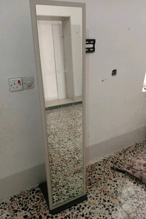 سلام عليكم عندي غرفه نوم كامله مكمله نضيفه ما صارلها5اشهر من جبتها نضيفه غرفه نوم تركي حديث مكاني بغداد حي البتول يم جسر الفرنسي 
تواصل على هاذ رقم ***********
***********
بالنسبة للغرفة، شكد عدد القطع بالضبط؟ وهل تشمل السرير، الدولاب، التسريحة، المراية، والكومودينات لو أكو شي ثاني؟: 
نعم تشمل سرير ودولاب كنتور ابو ثلاثه ابواب معا كنتور بابين امرايه 
هل بيها أي خدوش، كسر، فصلات مرتخية، أو مشاكل بالأبواب/الأدراج؟ وإذا أكو ملاحظة بسيطة تگدر تذكرها بصراحة.: 
لا مابيها نضيف 
سبب البيع شنو؟ وهل الغرفة مستخدمة من شخص واحد لو أكثر؟: 
ما مستخدمه ابد 
تفضّل الاستلام من نفس المكان ببغداد حي البتول لو تكدر توصلها؟ وشنو السعر النهائي أو أكو مجال بسيط بالمبلغ؟: 
لا ماكو توصيل مجاني ااتوصيل على الي جي ياخذه 