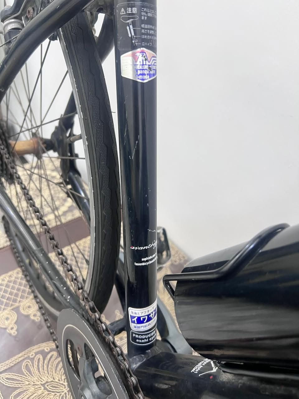 للبيع دراجة هوائية ياباني هجين / تجول شهری (Hybrid / Cross Bike).  
​ Avantrigger (من إنتاج شركة Asahi Cycle اليابانية).  
​اسم الموديل: Rapier (مكتوب على أنبوب الهيكل).  
​الحجم والأبعاد
​حجم العجلات (الغالون): 700C (مع إطارات رفيعة للسرعة والقيادة على الطرق المعبدة).  
​حجم الهيكل (Frame Size): هيكل متوسط (Medium)، يناسب غالباً أطوال أفراد بين 165 سم إلى 180 سم.
​⚙️ المواصفات الفنية
​الهيكل (Frame): ألمنيوم وخفيف الوزن بلون أسود مطفي (Matte Black).  
​نظام السرعات (الناقل/الدواسر):
​الخلفي: نظام Shimano Tourney (أو ما يكافئه من شيمانو) بعدد 6 إلى 7 سرعات
الحجم 28  
السعر 180وبي مجال بسيط مكاني بغداد تلفون ***********
