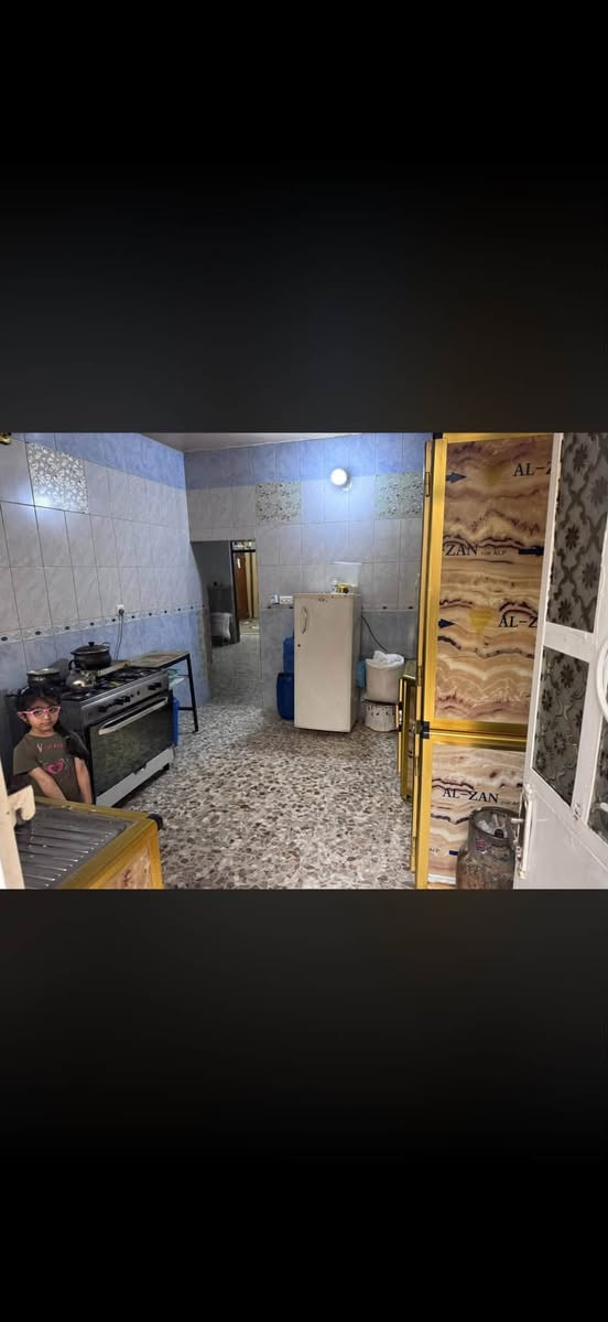بيت للبيع مساحة 150م  طابق ارضي فقط
واجهة 7ونص نزال 20 
بيت زراعي سند 25 
موقعة الشعب خلف جامع الشروفي فرع المختار  مجاري تبليط كامل الخدمات 
محتوياته 
2غرف نوم صالة استقبال حمام حولي 
بيت قبل سنة كاشي وسيراميك وشتايكر جديد
سعر البيت 160 وبي مجال 
للاستفسار اكثر  ***********

نص مكتوب في الصور:
- 22 LTE 1:51 5 من 9 عقارات حي اور والشعب والبنوك والثعالبة عابر السبيل . 28 نيسان . ـ
- 22 LTE 1:51 4 من 9 عقارات حي اور والشعب والبنوك والثعالبة عابر السبيل . 28 نيسان .