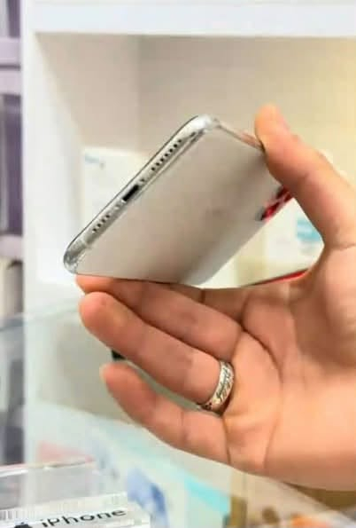 165 الف 11 برو ماكس مستبدل بطاريه اصليه فقط
وشرط
يرهم مراوس وبيع حسب القناعه ذاكره 256 بطاريه 100
نضافه فول شحن يطول 9 8 ساعات
واتساب متواجد بس ***********

نص مكتوب في الصور:
- حول iPhone 26.1 iPhone 11 Pro Max MWFF2LL/A FK1C0DYDN70J الأغاني الفيديوهات الصور السعة متوفرة Wi- 88:A4:79:6C:DC:67 88:A4:79:71:B2:B5 البرنامج الثابت للمودم 7.00.00 SEID