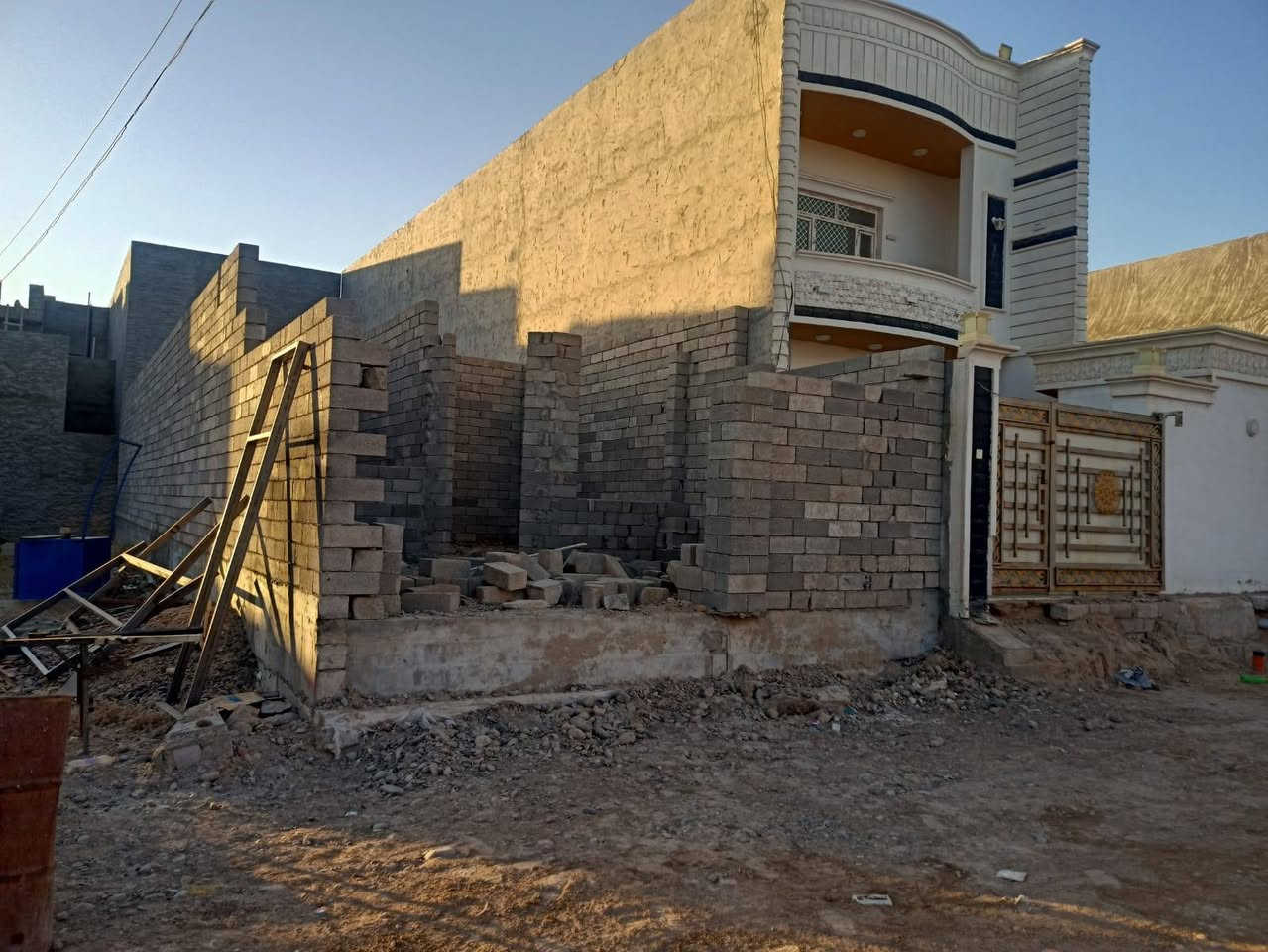 🏠 هيكل للبيع – مساحة 150 متر
📐 الأبعاد:
• العرض: 6 متر
• النزال: 25 متر

🏡 تفاصيل الهيكل:
• غرفتين
• صالة
• مطبخ
• استقبال
• صحيات
• مناور عدد 2

🛣️ عرض الشارع: 12 متر

📍 الموقع: الديوم – التصنيع
✨ مكان كلش حلو وقريب على التبليط.

📞 للاستفسار والتفاصيل:
التواصل مباشرةً مع صاحب الهيكل
***********
