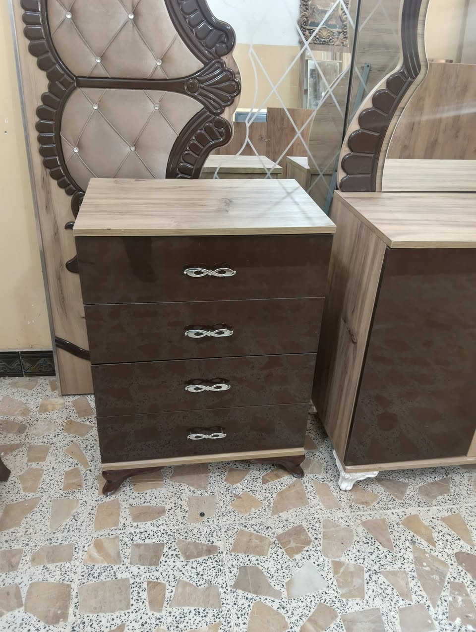غرفة ترکية نضيفه كلش 8 قطع صبغ حراري اصلي وبرقي جوي حديد وجام ليزري ولون مميز وخشب ثقيل السعر 550 وبيه مجال بسيط اتصال علا الرقم/***********//***********// مكان فلوجه
