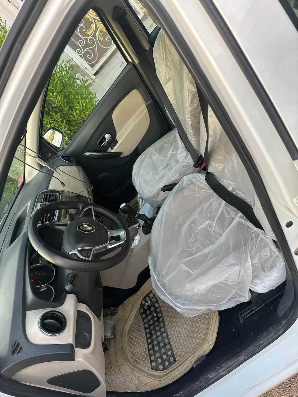 رينو سنمبل 2019
بيه قطعه وحده طرف السايق بدون دواخل 
كير محرك كله بشرط انطي 
ماشي 173k
ما بيه اي صرف مجرد يروحلك 250 الف للهزه وسنويه وللتحويل بسمك ثاني يوم احوله 
قفل قفل قفل بدون معامله سعر 72
 تجي وتشوف السياره احجيلك تفاصيله اكثر واي شي زايد يطلع ينزل من السعر   مكان السياره اربيل 
واتساب / ‭***********‬
