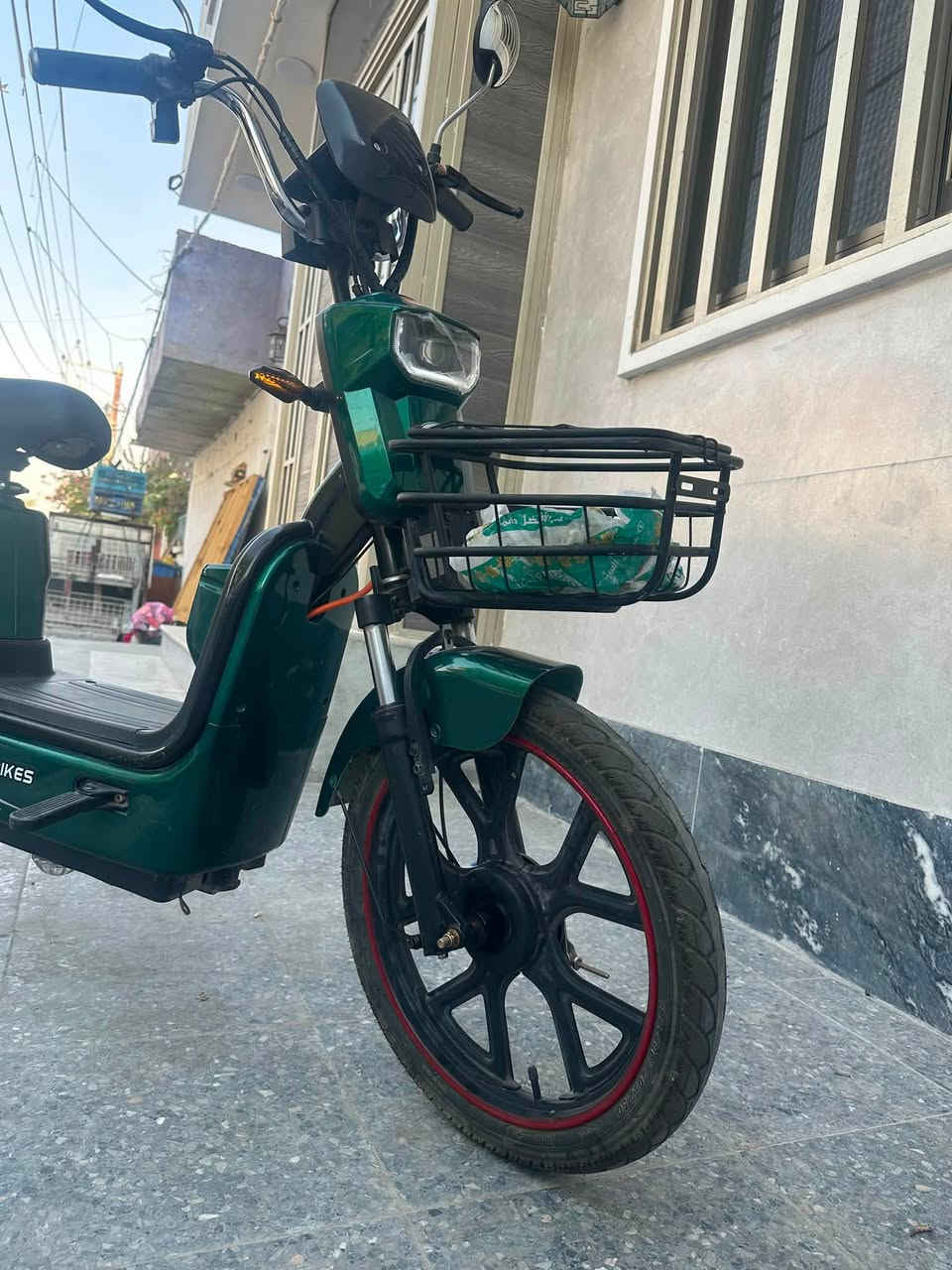 السلام عليكم  باسكل شحن  حجم 20  باسكل نضيف مستخدم  بس  شي قليل نضافه فول  كدامك الباسكل لايت امامي ناصي عالي اشاير شاشه شغاله هورن بلوتوث يربط  شغال شاحنه اصليه بلاديه مال باسكل بطاريات 5 حجم صغير جديدات شرط الفحص صالي شهر مبدل اصليات الباسكل مامبدل بي شي  تجي عل فحص  وياه بصمه 2  بس ما تشتغل يحتاجلها فقط فيشه وبي 2 سويج  ويا كارت تشغيل ذكي 2  مثبت سرعه 
4 سرع المكان بغداد المنصور   رقم هاتف *********** السعر 375 الف
