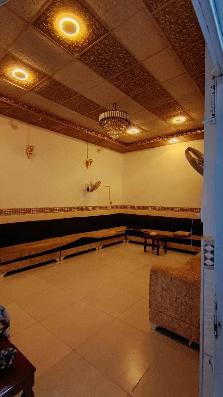 السلام عليكم بيت للبيع المساحه ٢٢٠ متر البراكيه شارع المطار القديم مقابيل نهاية شارع علكم صب كونكريت البيت يحتوي على غرفتين وصاله ومطبخ استقبال صحيات داخلي وخارجي الاستفسار على الرقم ***********.                                                        السعر 68 مليون معه المجال
