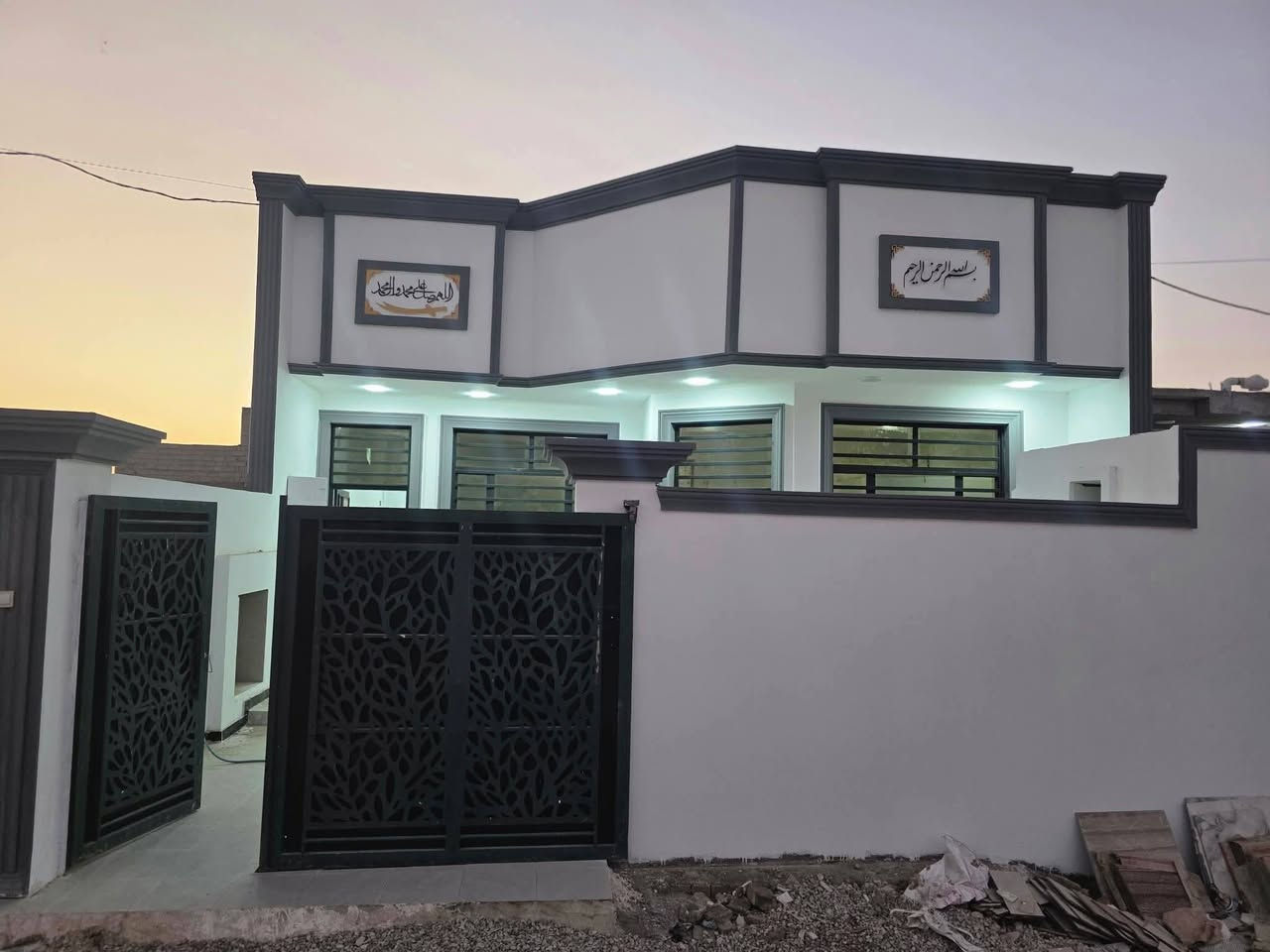 السلام عليكم دار سكن للبيع حديث البناء درجة اولى غير مسكون في الكوت منطقة حي الحكيم نزلة الوائلية بالقرب من شارع الصب مساحتة 180م البناء طابوق درجة اولى والسقف صب مسلح والارضية والجدران سيراميك ويتكون البيت من غرفتين نوم وصالة واستقبال ومطبخ وصحيات داخلية وخارجية وكراج وحديقة ومرقم من قبل البلدية السعر 68 وبي مجال الاستفسار الاتصال على هذا الرقم ***********
