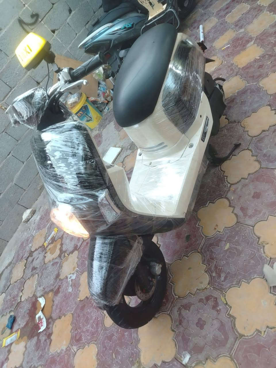 سلام عليكم شباب دراجه بوليس للبيع دراجه كلهه بلاديه شوفت عينكم دراجه مدولغه وام بي ثري كماليات متعوب عليهه متوازي عله بيعتهه والسعر خاص مناسبه نكره سلف كهربائيات كلهه شغاله ***********
