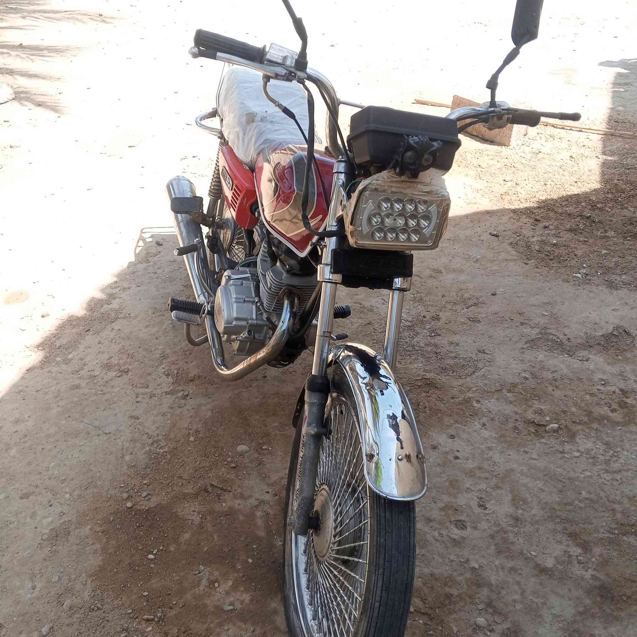 السلام عليكم دراجه نامه بي رقم شاصي وبليته ضايعه وراقه مكفولة عشائر موديل 24 محرك مامفتوح بل كارتون تواير جدد كهربايات شقاله السعر 400وبي مجال ومراوس  بنامه تعبان مكاني ناصريه قضاء الصلاح رقم *********** وتساب
