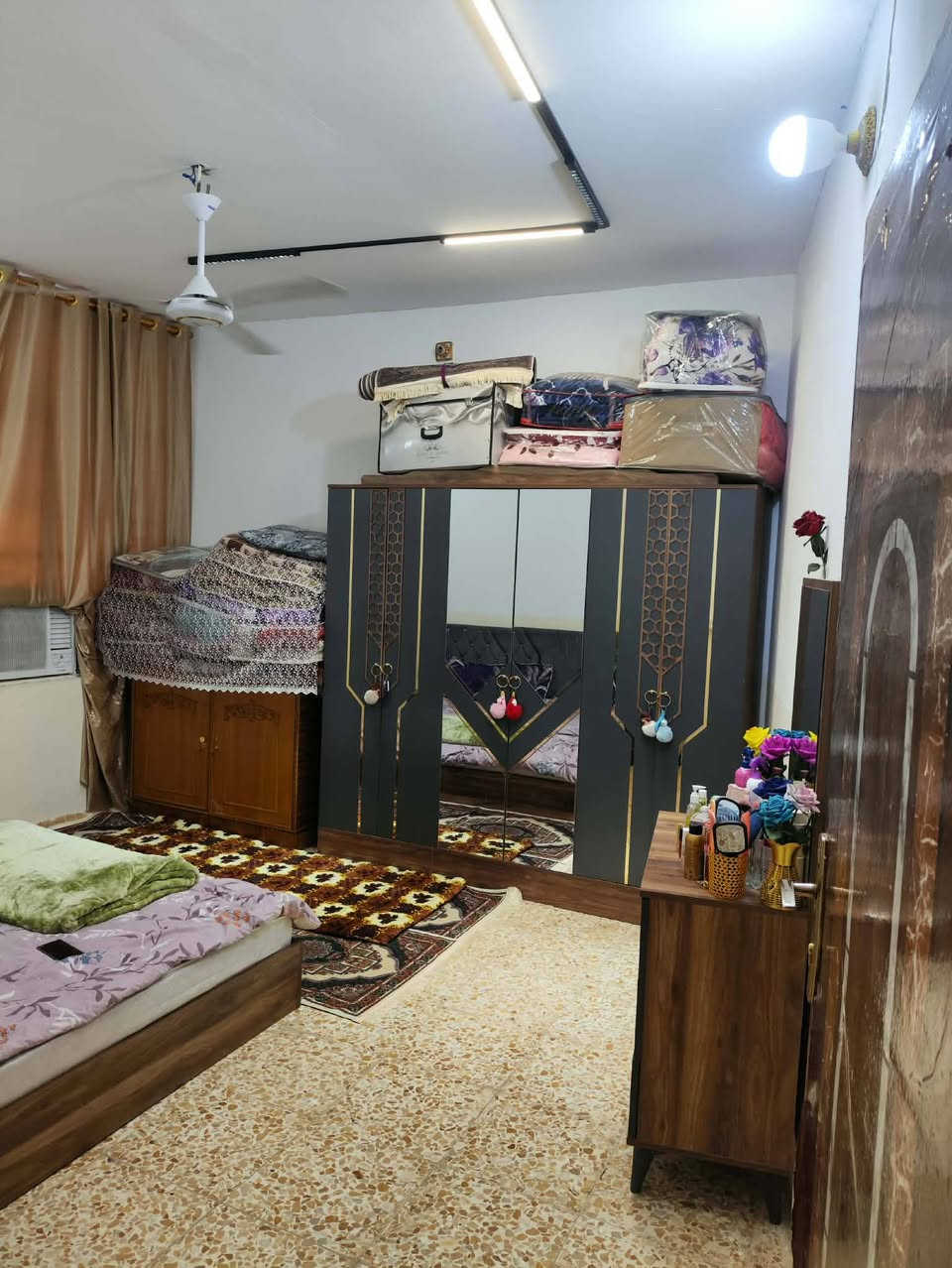 السلام عليكم دار للبيع في كربلاء شارع بغداد عامود 13مقابل حي العباس شارع السيده نرجس حي الأمام الحجه مساحه 100زراعي عقد 117حي سكني خدمات كامله كهرباء ماء مجاري  السعر 50وبي مجال ***********
